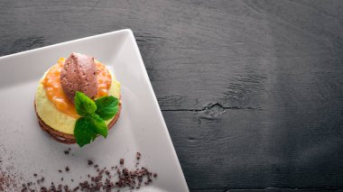 Karamel ve çikolata soslu bisküvi pasta. Ahşap bir arka plan üzerinde. Üstten Görünüm. Metin için boş alan.