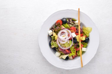 Yunan salatası. Ahşap arka plan üzerinde taze sebze. Üstten Görünüm. Metin için boş alan.