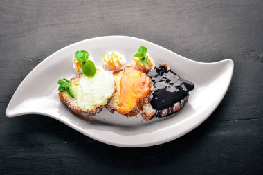 Karamel ve çikolata soslu bisküvi pasta. Ahşap bir arka plan üzerinde. Üstten Görünüm. Metin için boş alan.