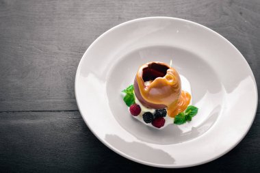 Yabani çilek ve çikolata ile dondurma. Ahşap bir arka plan üzerinde. Üstten Görünüm. Metin için boş alan.