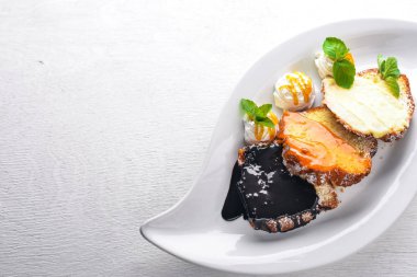 Karamel ve çikolata soslu bisküvi pasta. Ahşap bir arka plan üzerinde. Üstten Görünüm. Metin için boş alan.