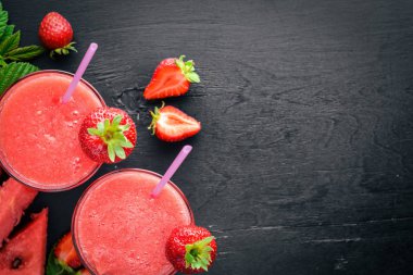 Karpuz ve çilek taze kokteyl. Nane, buz. Ahşap bir gemide. Üstten Görünüm. Metniniz için boş alan.