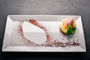 Kremalı bisküvi kek. Ahşap bir arka plan üzerinde. Üstten Görünüm. Metin için boş alan.