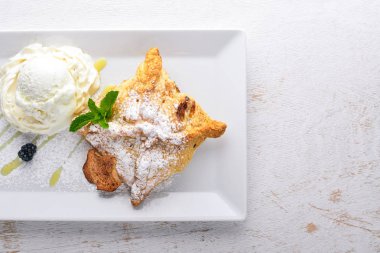 Dondurmalı elmalı çörek. Ahşap bir arka planda. Üst Manzara. Metin için boş alan.