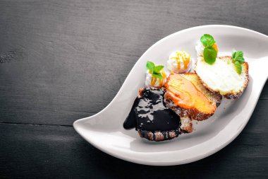 Karamel ve çikolata soslu bisküvi pasta. Ahşap bir arka plan üzerinde. Üstten Görünüm. Metin için boş alan.