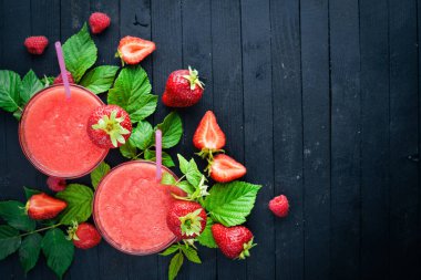 Karpuz ve çilek taze kokteyl. Nane, buz. Ahşap bir gemide. Üstten Görünüm. Metniniz için boş alan.