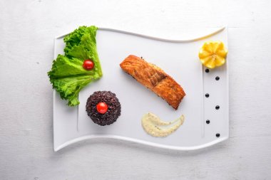 Yabani pirinç pişmiş somon fileto. Ahşap bir arka plan üzerinde. Üstten Görünüm. Metin için boş alan.