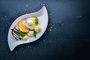 Karamel ve çikolata soslu bisküvi pasta. Ahşap bir arka plan üzerinde. Üstten Görünüm. Metin için boş alan.