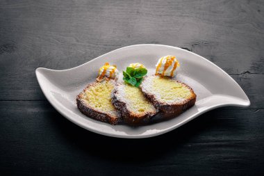 Karamel ve çikolata soslu bisküvi pasta. Ahşap bir arka plan üzerinde. Üstten Görünüm. Metin için boş alan.