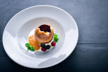 Yabani çilek ve çikolata ile dondurma. Ahşap bir arka plan üzerinde. Üstten Görünüm. Metin için boş alan.