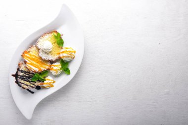 Karamel ve çikolata soslu bisküvi pasta. Ahşap bir arka plan üzerinde. Üstten Görünüm. Metin için boş alan.