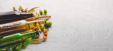 Karanlık ve aydınlık bira ve bira en iyi görünüm için içecekler bira büyük bir seçim. Metin için boş alan.