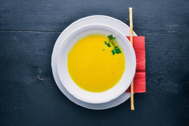 Mısır çorbası. Ahşap bir arka plan üzerinde. Üstten Görünüm. Metin için boş alan.