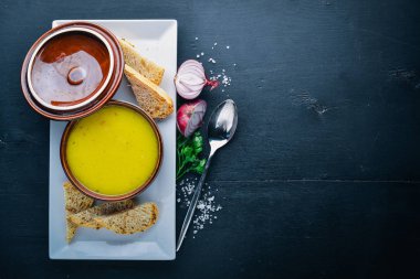 Bezelye ve Mısır çorbası püresi. Ahşap bir arka plan üzerinde. Üstten Görünüm. Metin için boş alan.