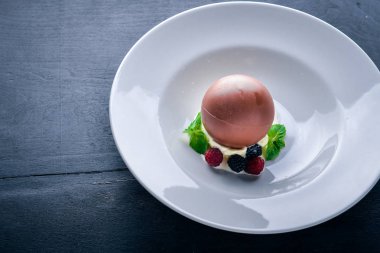 Yabani çilek ve çikolata ile dondurma. Ahşap bir arka plan üzerinde. Üstten Görünüm. Metin için boş alan.