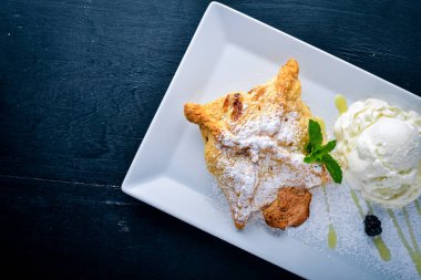 Dondurmalı elmalı çörek. Ahşap bir arka planda. Üst Manzara. Metin için boş alan.