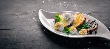 Karamel ve çikolata soslu bisküvi pasta. Ahşap bir arka plan üzerinde. Üstten Görünüm. Metin için boş alan.