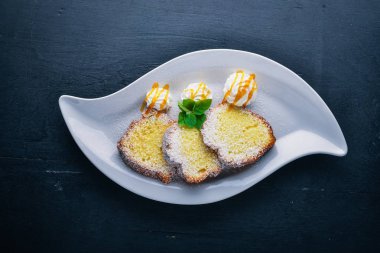 Karamel ve çikolata soslu bisküvi pasta. Ahşap bir arka plan üzerinde. Üstten Görünüm. Metin için boş alan.