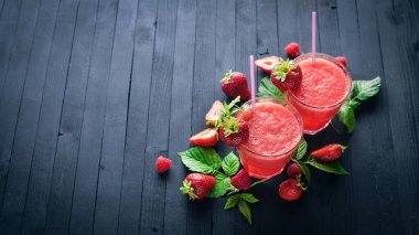 Karpuz ve çilek taze kokteyl. Nane, buz. Ahşap bir gemide. Üstten Görünüm. Metniniz için boş alan.