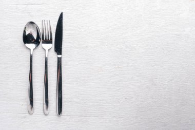 Çatal bıçak takımı ahşap arka plan üzerinde. Üstten Görünüm. Metin için boş alan.