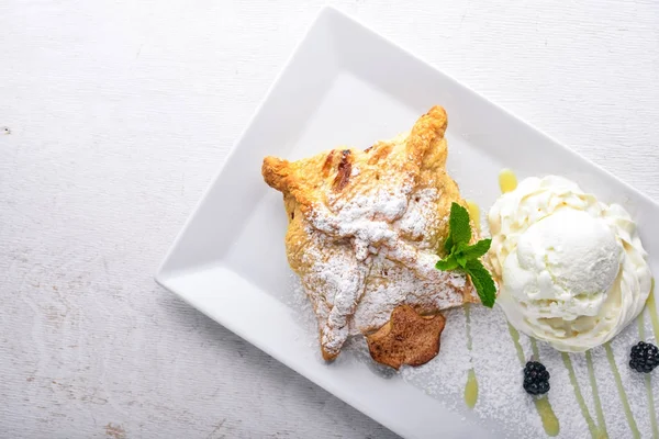 Dondurmalı elmalı çörek. Ahşap bir arka planda. Üst Manzara. Metin için boş alan.