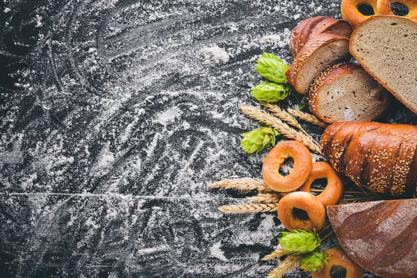 Ekmek pişirme ve büyük bir seçim. Üstten Görünüm. Metin için boş alan.