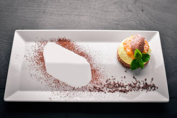 Kremalı bisküvi kek. Ahşap bir arka plan üzerinde. Üstten Görünüm. Metin için boş alan.