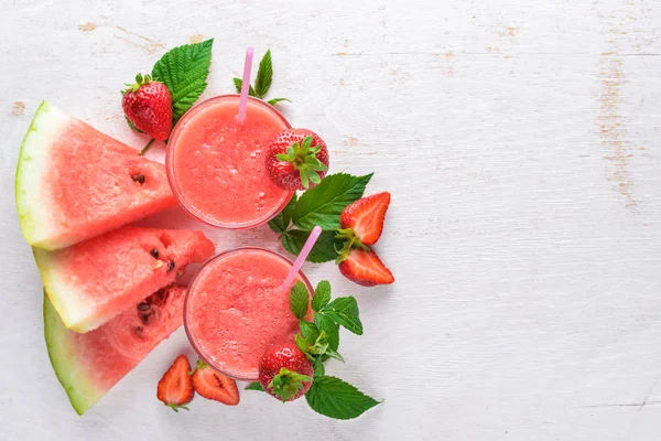 Karpuz ve çilek taze kokteyl. Nane, buz. Ahşap bir gemide. Üstten Görünüm. Metniniz için boş alan.