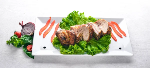 Gebackenes. Schweinesteak, Kalbfleisch. auf einem hölzernen Hintergrund. Ansicht von oben. Freiraum für Text. — Stockfoto