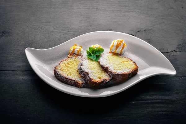 Karamel ve çikolata soslu bisküvi pasta. Ahşap bir arka plan üzerinde. Üstten Görünüm. Metin için boş alan.