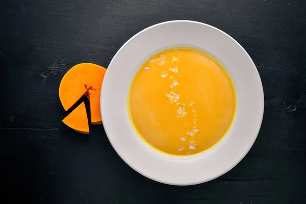 Pumpkin Soup. On a wooden background. Top view. Free space for text. — Stock Photo, Image