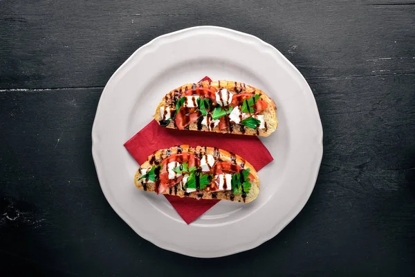 Tomatensandwich und Feta-Käse. auf einem hölzernen Hintergrund. Ansicht von oben. Freiraum für Text. — Stockfoto