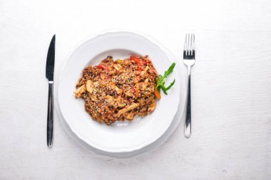 Çin mutfağı. Ahşap arka plan üzerinde domates soslu tavuk fileto. Üstten Görünüm. Metin için boş alan.