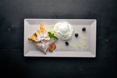 Dondurmalı elmalı çörek. Ahşap bir arka planda. Üst Manzara. Metin için boş alan.