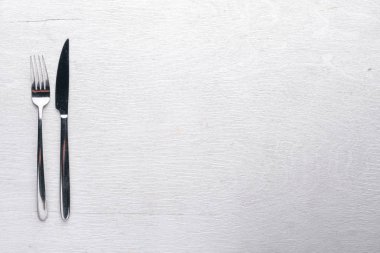 Çatal bıçak takımı ahşap arka plan üzerinde. Üstten Görünüm. Metin için boş alan.