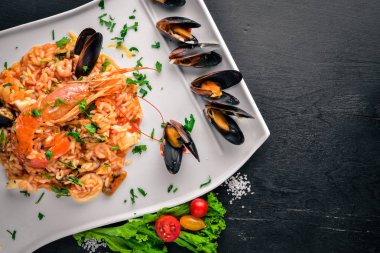 Risotto ile deniz ürünleri ve Kraliyet karides. Ahşap bir arka plan üzerinde. Üstten Görünüm. Metin için boş alan.