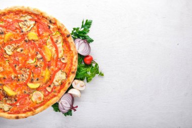 Sebze vejetaryen Pizza. Ahşap bir arka plan üzerinde. Üstten Görünüm. Metin için boş alan.