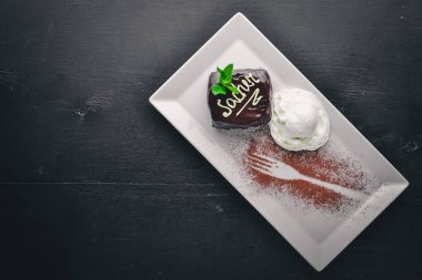 Çikolata tatlı dondurma ile pişirme. Ahşap bir arka plan üzerinde. Üstten Görünüm. Metin için boş alan.