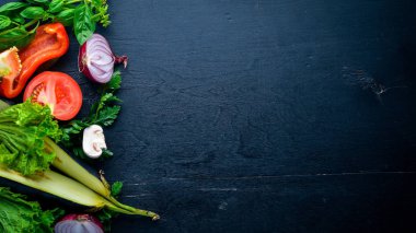 Yemek, ahşap arka plan üzerinde taze sebze için hazırlık. Üstten Görünüm. Metin için boş alan.