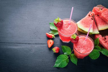 Karpuz ve çilek taze kokteyl. Nane, buz. Ahşap bir gemide. Üstten Görünüm. Metniniz için boş alan.