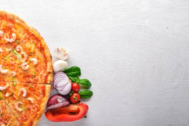 Karidesli pizza. Ahşap bir arka plan üzerinde. Üstten Görünüm. Metin için boş alan.