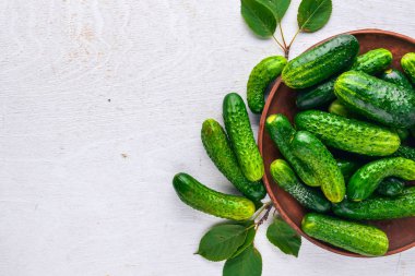 Yeşil salatalık. Ahşap bir arka plan üzerinde. Üstten Görünüm. Metin için boş alan.