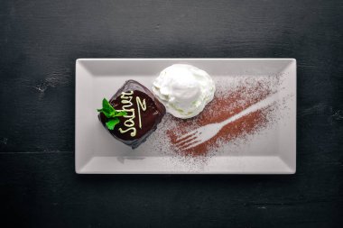 Çikolata tatlı dondurma ile pişirme. Ahşap bir arka plan üzerinde. Üstten Görünüm. Metin için boş alan.