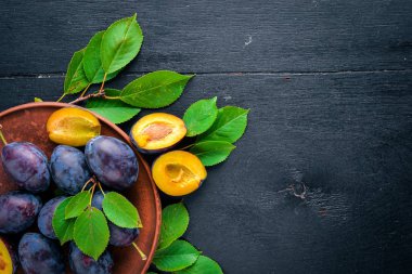 Erik yeşil yaprakları ile. Ahşap bir arka plan üzerinde. Üstten Görünüm. Metin için boş alan.