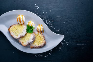 Karamel ve çikolata soslu bisküvi pasta. Ahşap bir arka plan üzerinde. Üstten Görünüm. Metin için boş alan.