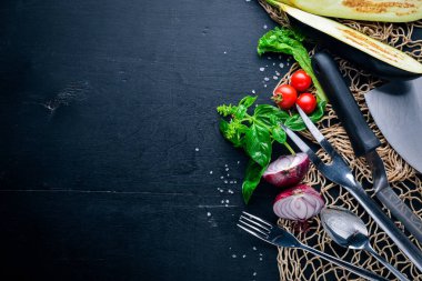 Yemek, ahşap arka plan üzerinde taze sebze için hazırlık. Üstten Görünüm. Metin için boş alan.