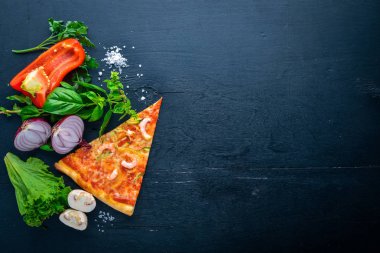 Karidesli pizza. Ahşap bir arka plan üzerinde. Üstten Görünüm. Metin için boş alan.