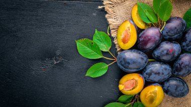 Erik yeşil yaprakları ile. Ahşap bir arka plan üzerinde. Üstten Görünüm. Metin için boş alan.