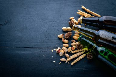 Karanlık ve aydınlık bira ve bira en iyi görünüm için içecekler bira büyük bir seçim. Metin için boş alan.