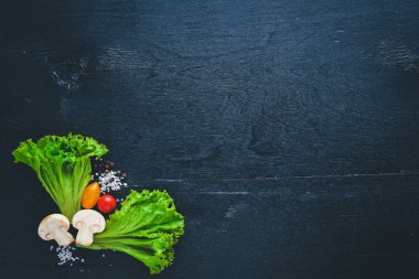 Yemek pişirmek için hazırlık. Ahşap bir arka plan üzerinde. Üstten Görünüm. Metin için boş alan.